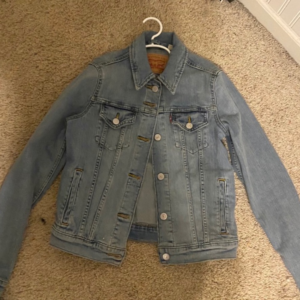 women’s LEVI’s jean jacket